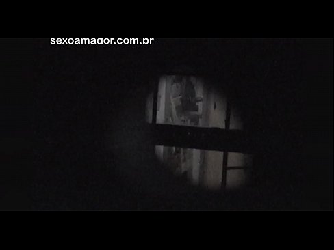 ❤️ Lourinho é filmado secretamente por um voyeur de bairro escondido atrás de tijolos ocos Porno vídeo em porno pt.comicsporn.ru